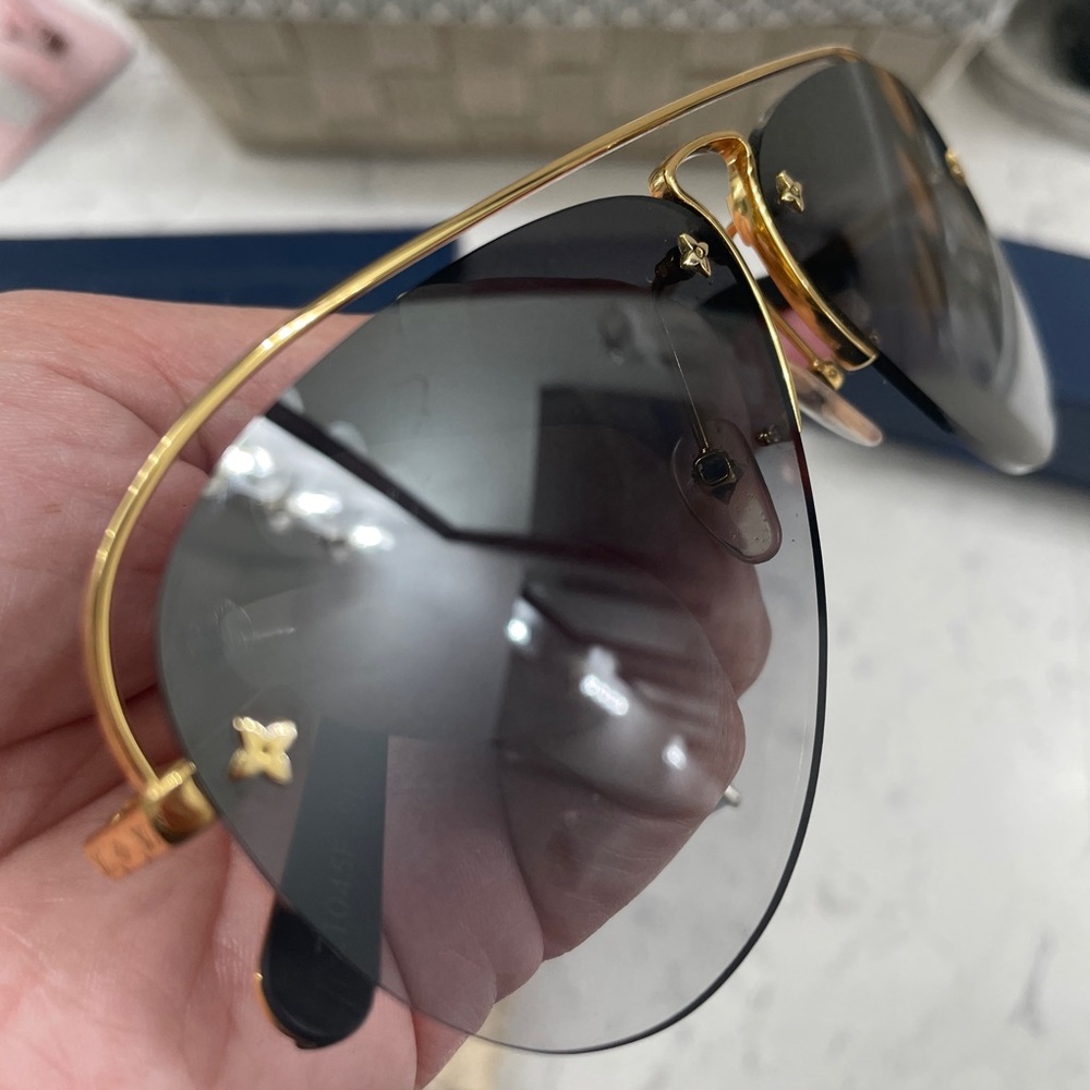 ๐ Louis Vuitton Gold Frame Aviator Sunglasses - Picture 5 of 7